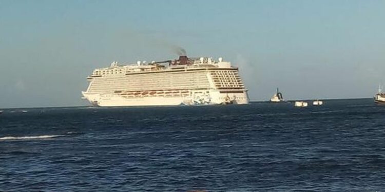 Crucero con miles de turistas encalla en puerto de República Dominicana