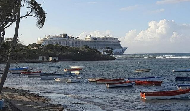 Crucero encalla cuando pretendía salir del malecón de Puerto Plata