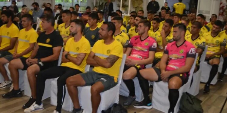 Crucero presentó su plantel e indumentaria para el Federal A