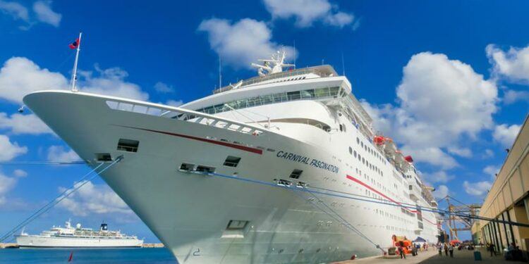 El crucero Carnival Fascination durante una parada de tránsito en Barbados en 2016.