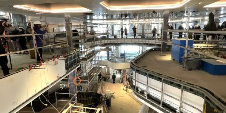 Atrio de tres niveles en construcción.