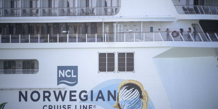 Desencallan crucero con miles de turistas en República Dominicana