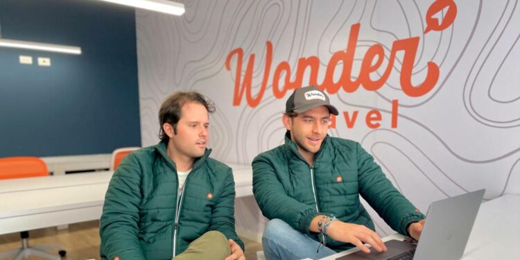 Dos jóvenes ponen los viajes de aventura a una app de distancia