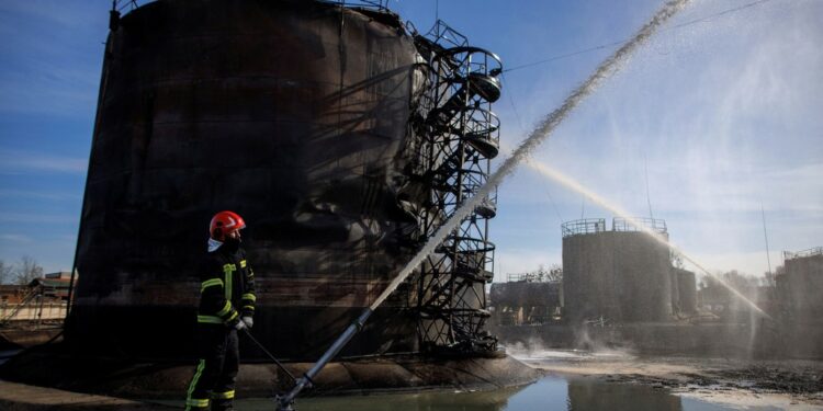 Los bomberos trabajan en un depósito de petróleo dañado luego de un ataque con misiles rusos en la ciudad de Lviv, Ucrania, el 27 de marzo de 2022.