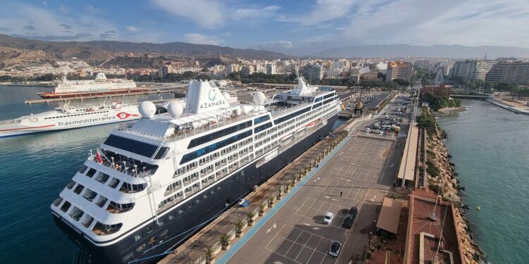 El Puerto de Almería recibe la primera escala del crucero 'Azamara Quest'