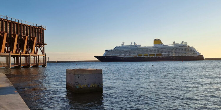 El Puerto de Almería vuelve a acoger la escala del crucero 'Spirit of Discovery'