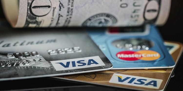 El consumo con tarjeta en dólares subió 35% por los viajes al exterior