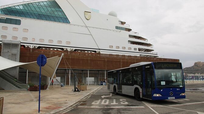 El crucero Seabourn atraca en el Puerto de Alicante | ALICANTE PRESS