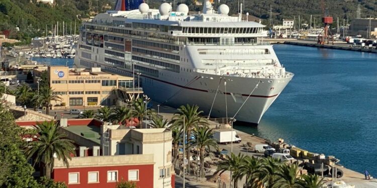 Imagen de un crucero atracado en el puerto de Maó (Foto: Tolo Mercadal)