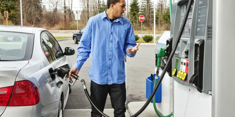 El precio de la gasolina, imparable. Seguirá subiendo por guerra en Ucrania.