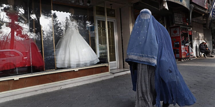 La vestimenta de las mujeres en Afganistan tras la toma de poder de los talibanes
EFE/EPA/MAXIM SHIPENKOV
