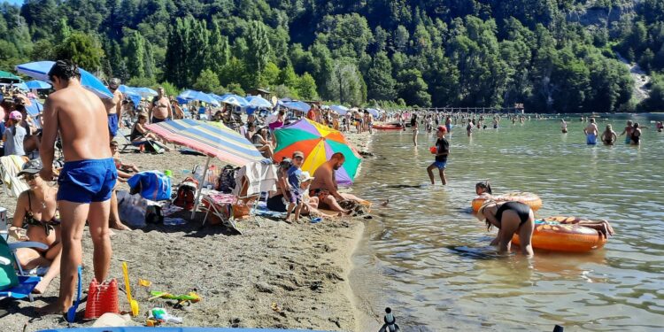 El verano dejó un promedio récord de ocupación del 90 por ciento en Villa la Angostura