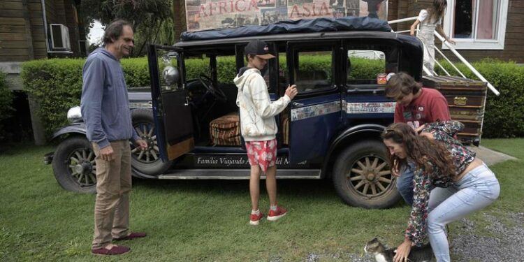 En un auto de 1928, familia argentina llega a casa tras 22 años de viaje - Viajes