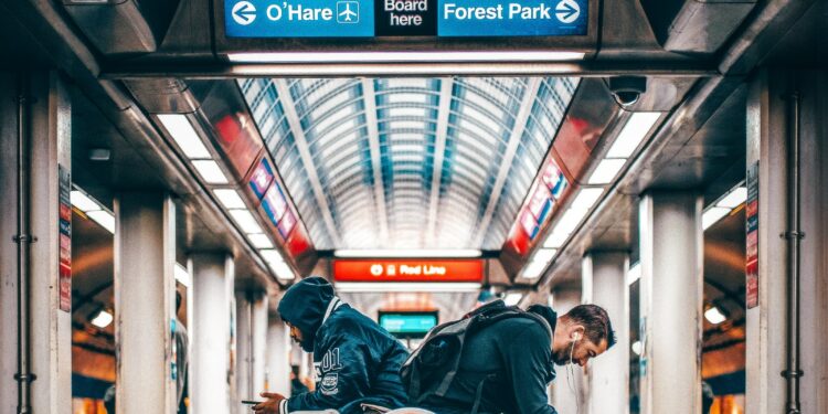 Personas esperando el tren