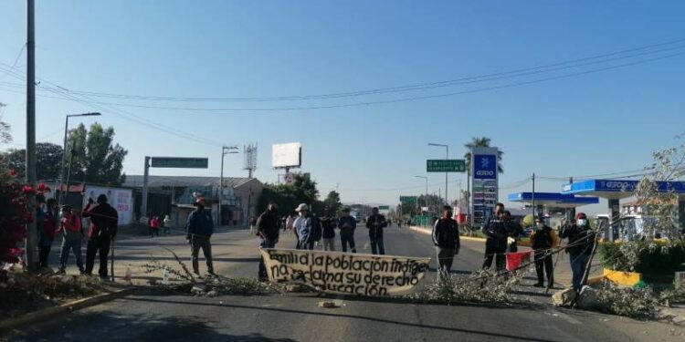 Exige SUTCSEIIO atención a demandas con bloqueo al crucero del aeropuerto y del monumento a Juárez – Primera Línea
