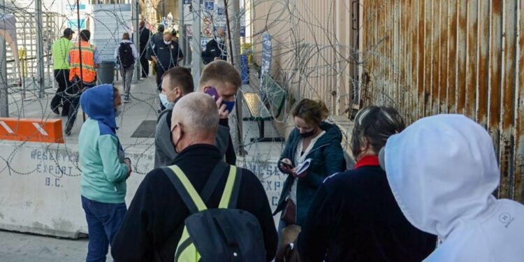 Familias de Rusia y Ucrania llegan a Tijuana para pedir asilo en EU