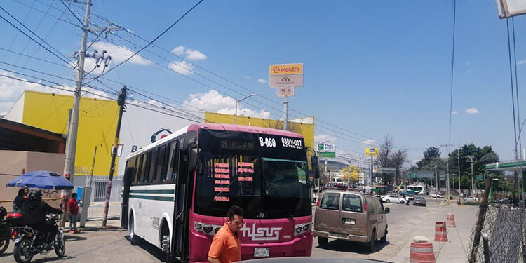 Grupo de personas bloquea crucero de Plaza Bella