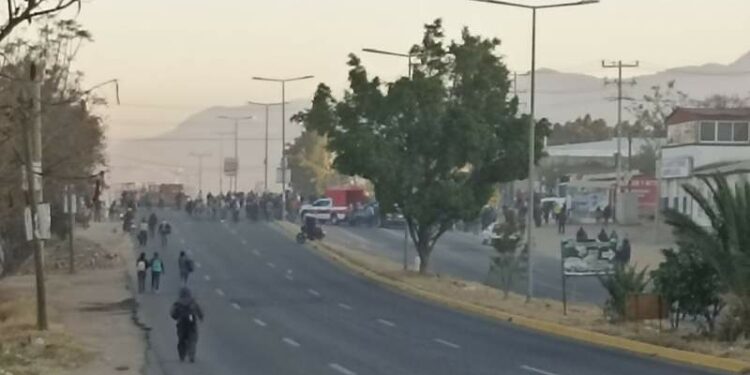 Habitantes de agencia Vicente Guerrero bloquean el crucero de la Y, exigen atención de edil de Zaachila – Primera Línea