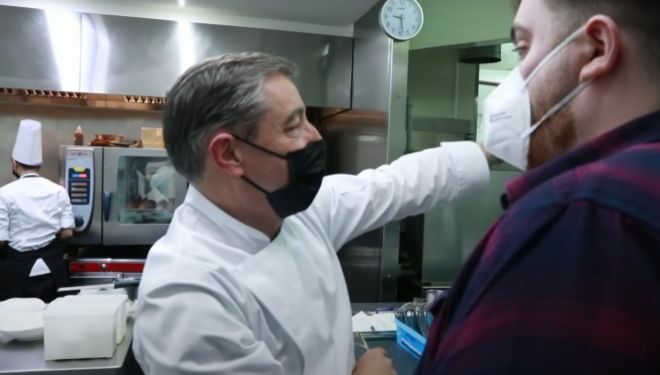 Ibai Llanos junto a Joan Roca en la visita a la cocina del Celler de Can Roca.