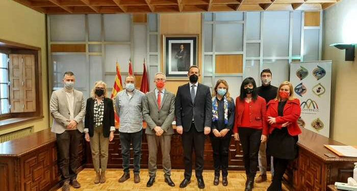 El Gobierno impulsa el turismo de nieve en Aragón con una inversión histórica de 26 millones de euros. En el Valle del Aragón se invertirán 8 millones de euros para la unión de estaciones. El secretario de Estado de Turismo, Fernando Valdés, durante su visita al Ayuntamiento de Jaca.