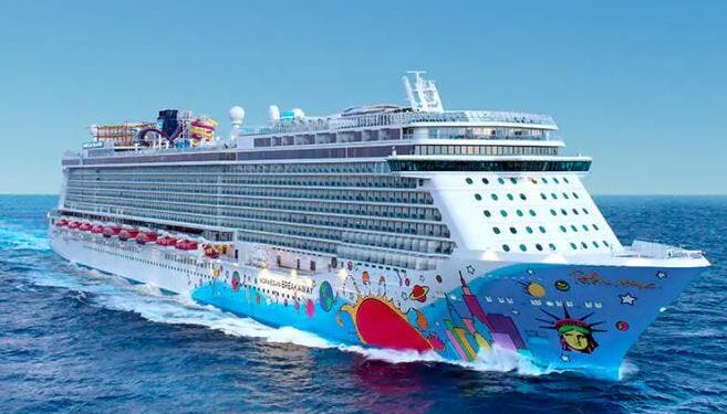 Inician traslado de turistas varados por avería de crucero