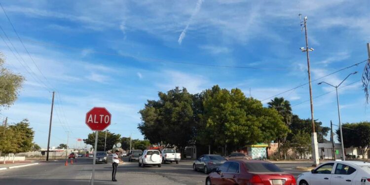 Instalan altos de cortesía en transitado crucero de bulevar Centenario