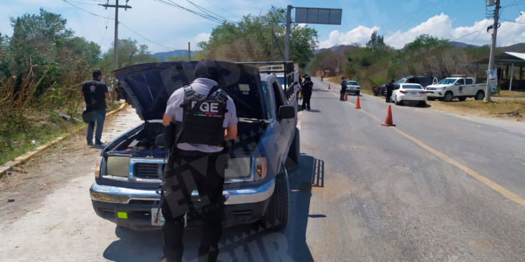 Instalan retén en crucero de Tixtla para evitar la toma de vehículos por parte de normalistas
