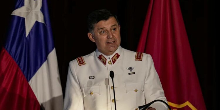 Jefe del Ejército de Chile renuncia y divulga informe que condena violaciones de derechos humanos bajo la dictadura de Pinochet