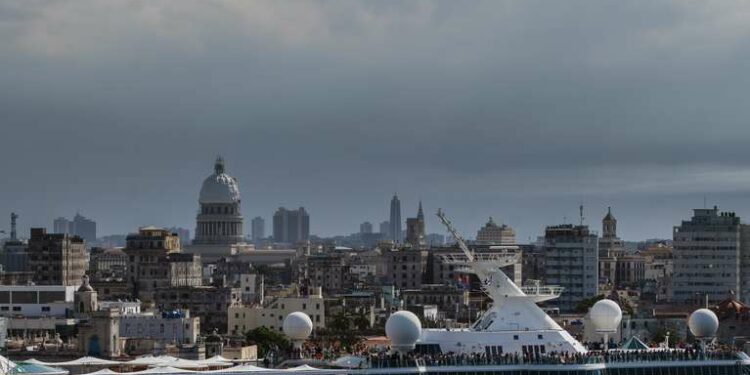 ARCHIVO - Los pasajeros ocupan la parte superior del The Empress of the Seas, un buque de Royal Caribbean, mientras navega fuera del puerto en La Habana, Cuba, el miércoles 5 de junio de 2019. (AP Foto/Ramon Espinosa, Archivo)