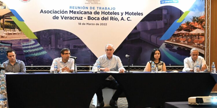 Julen Rementería y hoteleros veracruzanos trabajan para reactivar la industria turística