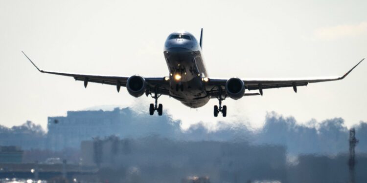 La AIE pide rebajar el uso del avión, vehículos y potenciar el teletrabajo