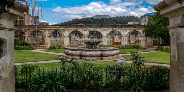 Ubicadas en La Antigua Guatemala son el resultado de varios terremotos que derribaron la construcción original.