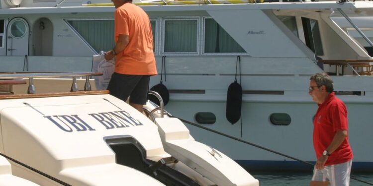 La Guardia Civil recopila los viajes en yates y avionetas de Zaplana que pagaba un empresario detenido en Ibiza