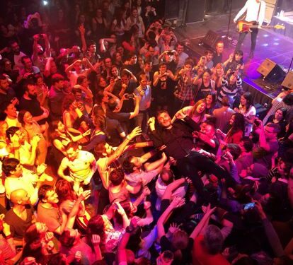 El cantante de La Habitación Roja, llevado en volandas por el público en un concierto del grupo en la sala madrileña Joy Eslava, en marzo de 2016.