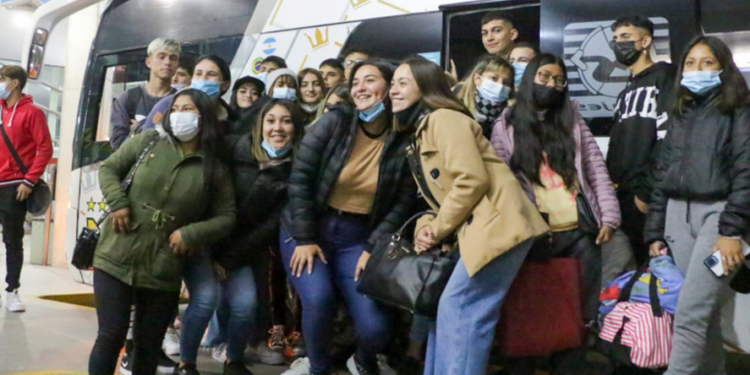 Ayer salieron los primeros viajes de egresados financiados por la Provincia