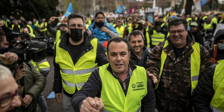 La asociación minoritaria que convocó la huelga en el transporte mantiene los paros | Economía