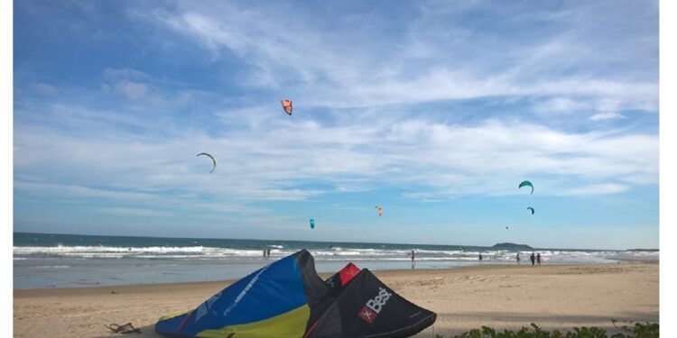 La colombiana Salinas del Rey, capital mundial del kitesurf