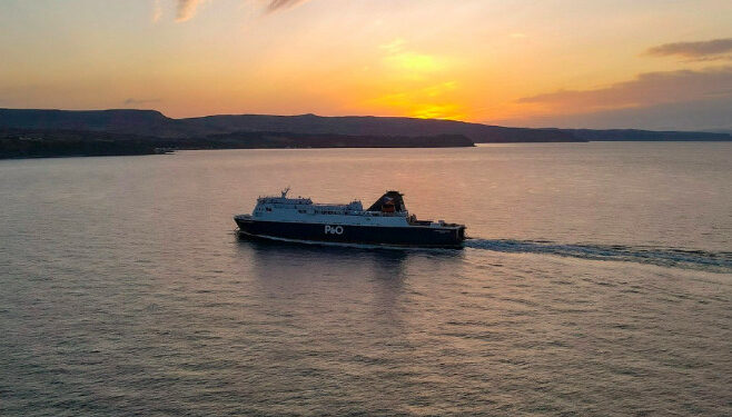 La compañía de ferris P&O suspende viajes y despide a 800 empleados