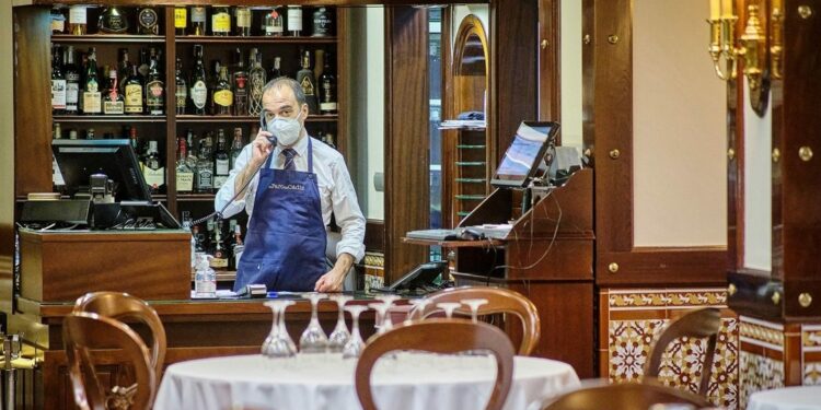 La facturación del sector servicios se dispara un 24,4% en enero con la hostelería duplicando ventas
