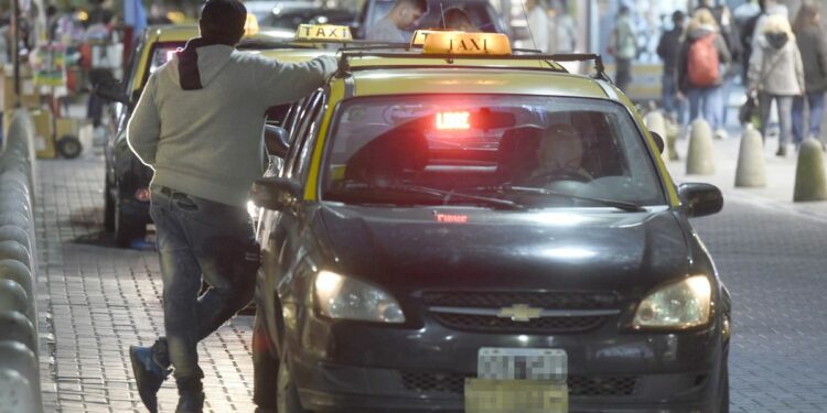 La falta de taxis ya provoca que se subasten viajes de madrugada