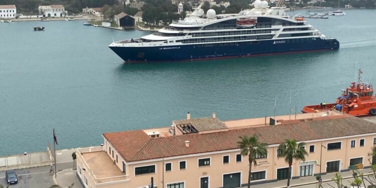 El crucero ha llegado al puerto de Maó esta mañana (Foto: Tolo Mercadal)