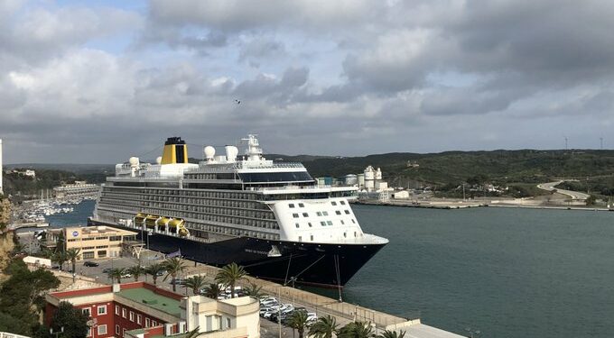 El primer crucero de la temporada atracado en los muelles en una imagen de Autoridad Portuaria de Baleares