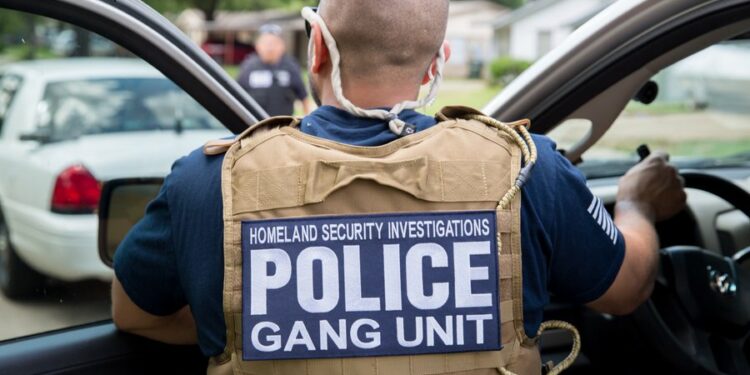 La policía lo retuvo en la cárcel para que ICE lo deportara, pero tenía una green card | Noticias Univision Inmigración