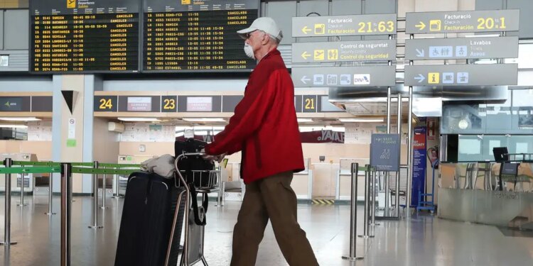 imagen de archivo de una persona en el aeropuerto