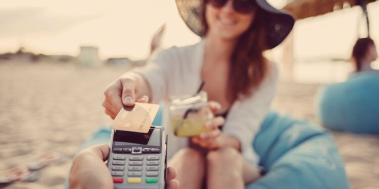 Las mejores tarjetas de crédito, débito y prepago para usar en el extranjero y aumentar tus gastos de vacaciones en el verano de 2022