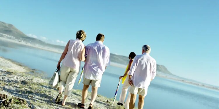 Parejas de mayores en la playa
