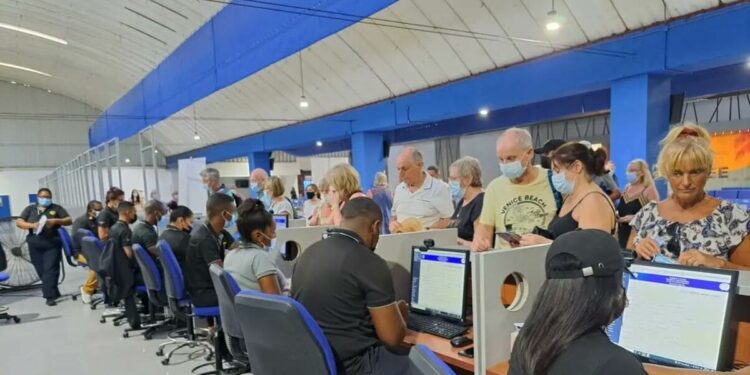 Llega a Colón crucero Marella Explorer con unas 1,587 personas