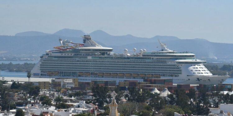 Llega crucero "Navigator of the Seas" a Mazatlán, Sinaloa