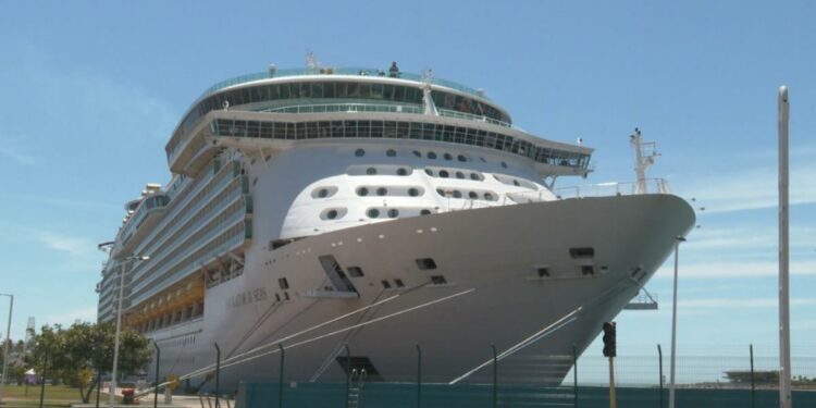 Llegan más de 5 mil turistas a bordo de dos cruceros