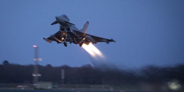 Foto del folleto fechada el 24/02/22 emitida por el Ministerio de Defensa (MOD) de RAF Typhoons despegando de Royal Air Force Coningsby mientras las fuerzas del Reino Unido se despliegan en Europa oriental para reforzar el frente oriental de la OTAN. Fecha de emisión: sábado 26 de febrero de 2022. Foto PA. Ver historia de PA POLÍTICA Ucrania. El crédito de la foto debe decir: SAC Maryanne Williams RAF/MOD/PA Wire . La reutilización de la imagen puede requerir un permiso adicional del titular de los derechos de autor.